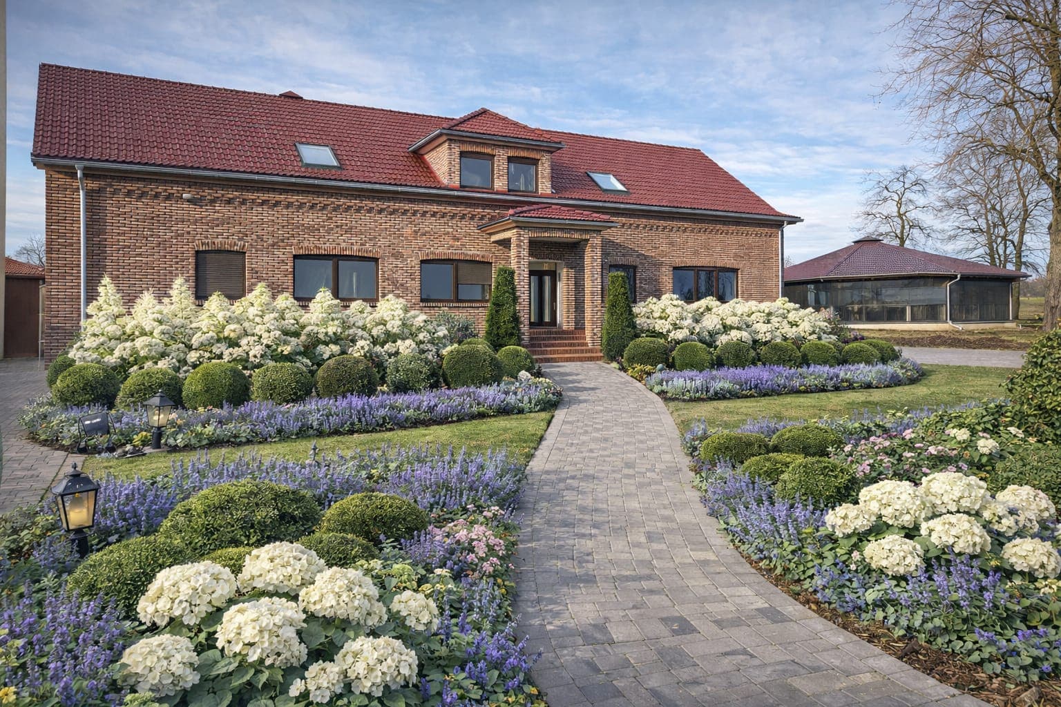 Außenansicht des Gestüts mit Garten und Zufahrt